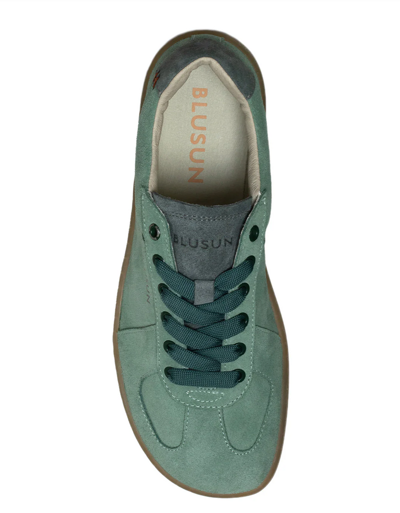 Blusun Sneaker green jade sage grün komplett aus Velour Leder, mit etwas dunkler grünen Schnürsenkeln, laces, and der Ferse und an der Zunge grauer Kontrast. Die Sohle ist Honig farbig und sehr dünn für's Barfußgefühl, ein Schuh Foto von oben