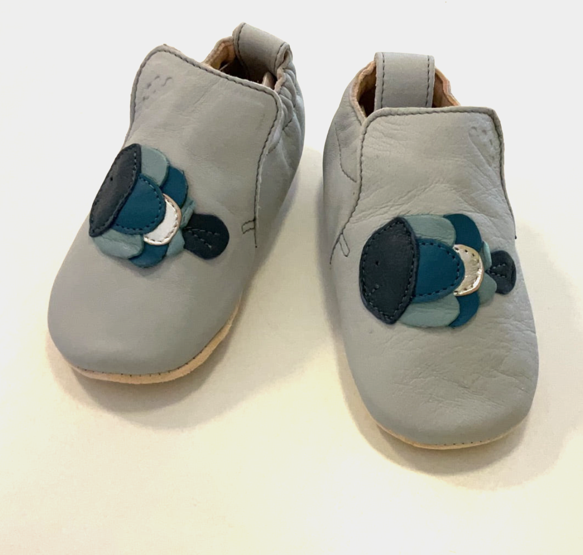 süßes Krabbelschühchen Easy Peasy aus Frankreich hellblau wasserblau mit Fisch Poisson Applikation, Muster mit Grip Gummisohle