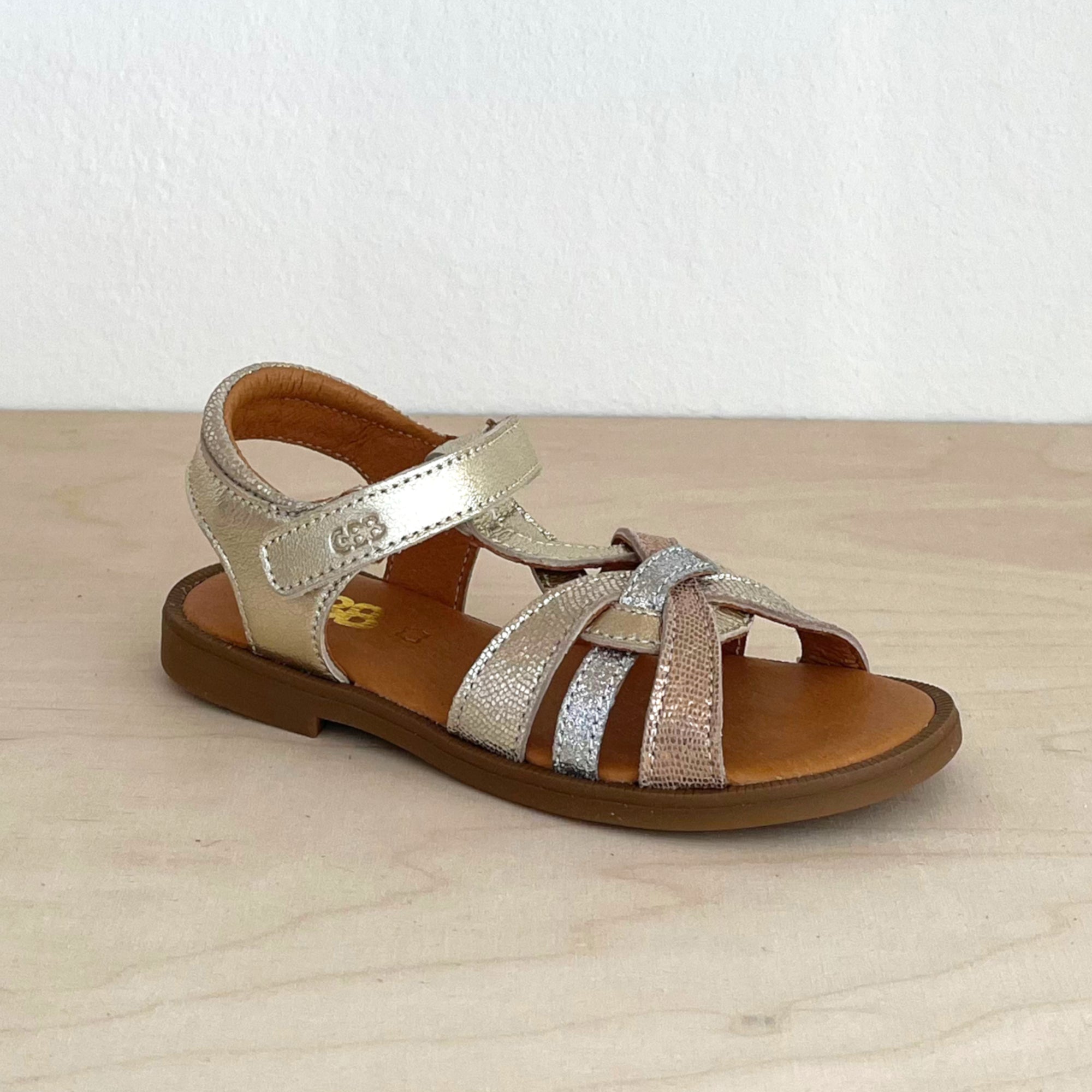 hübsche elegante Mädchensandale Glitzer goldig mit weichem Fußbett, France, Foto von schräg vorne