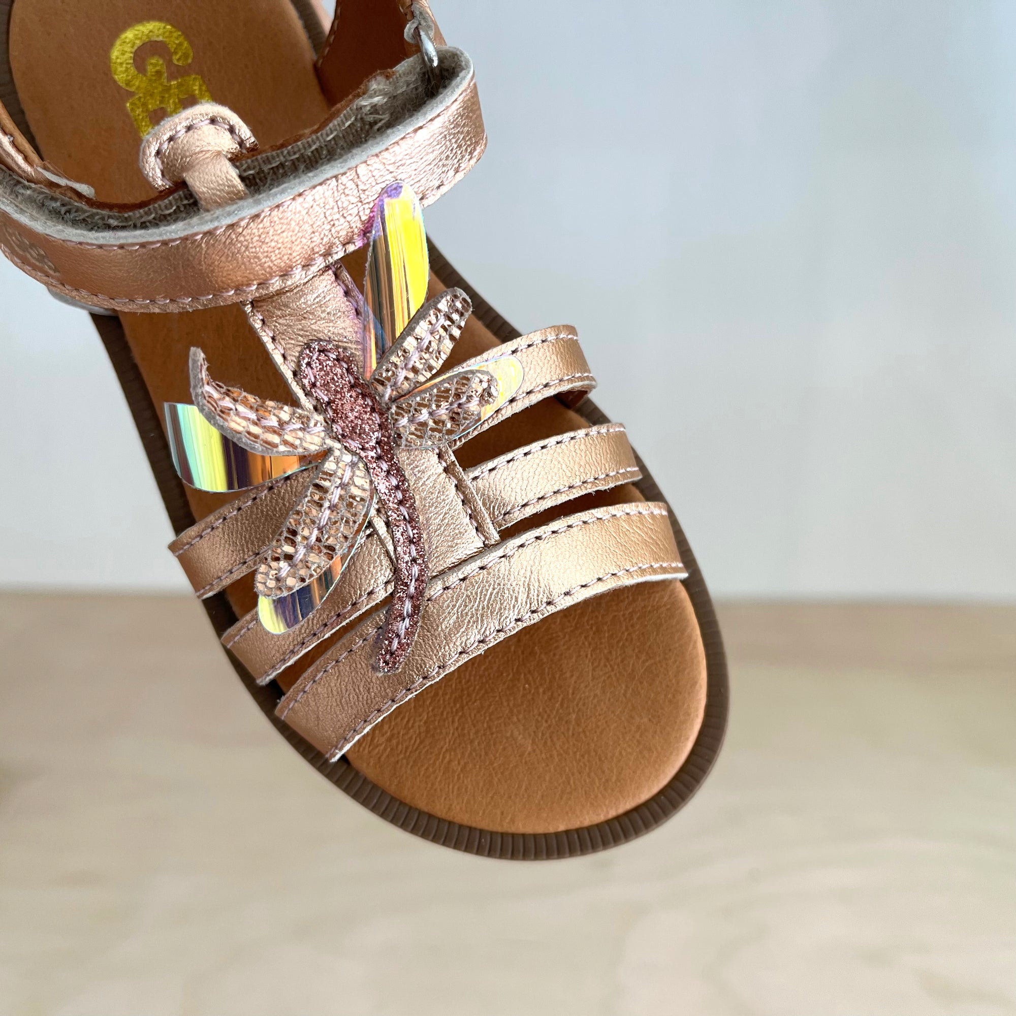Mädchensandale goldig mit Libelle Barfuß Naturleder, Foto von schräg oben
