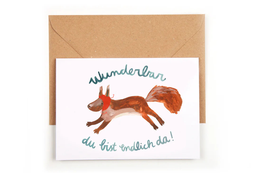 Weiße Klappkarte mit Eichhörnchen-Zeichnung zur Geburt mit recyceltem, braunen Briefumschlag