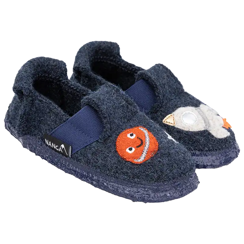 Weiche Nanga Hausschuhe mit Rocket Boy Raketenmotiv aus Wolle. Kinderhausschuhe mit Gummiband, Ansicht von der Seite