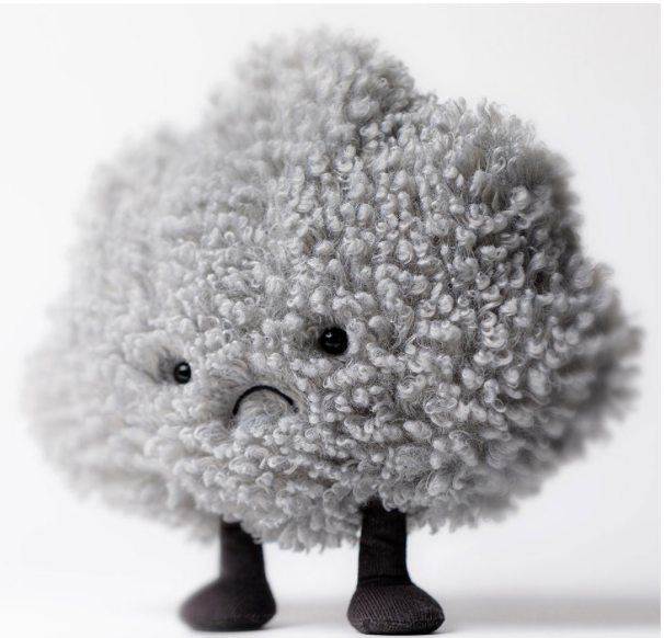 Traurig schauendes Gewitterwolken-Kuscheltier mit schwarzen Füßchen von Jellycat. Die Wolke ist grau und aus gelocktem, weichen Material gefertigt.