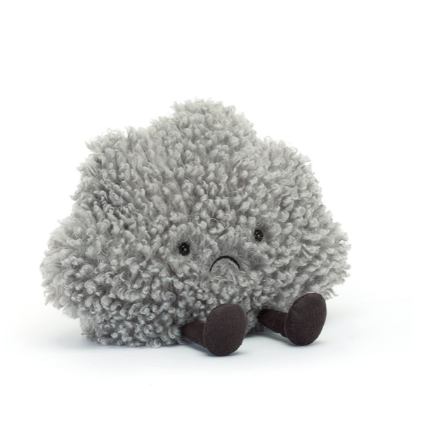 Traurig schauendes Gewitterwolken-Kuscheltier mit schwarzen Füßchen von Jellycat. Die Wolke ist grau und aus gelocktem, weichen Material gefertigt.