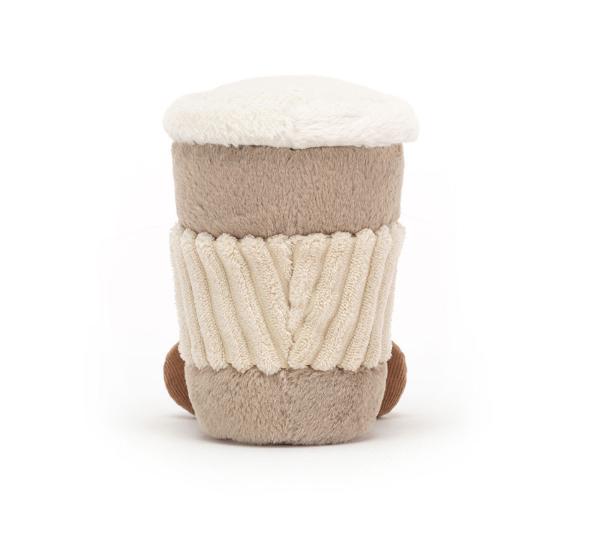 Der beliebte Jellycat CoffeToGo Becher von jellycat sieht flauschig aus, hat zwei Beinchen mit Füßen. Ist insgesamt beigebraun, mit einer "geriffelten" cremefarbenen Manschette mit Gesicht. Der flauschige Deckel ist weiß. Rückansicht.