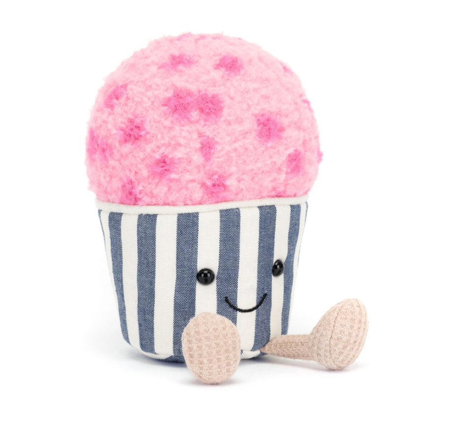 Frontanschit von seltenem Jellycat Amuseables Gelato. Das Gesicht ist auf dem blau weiß gestreiften Canvas-Becher, die Beinchen sind in hellbeiger Waffelstruktur und die Eiskugel ist flauschig rosa und Pink.