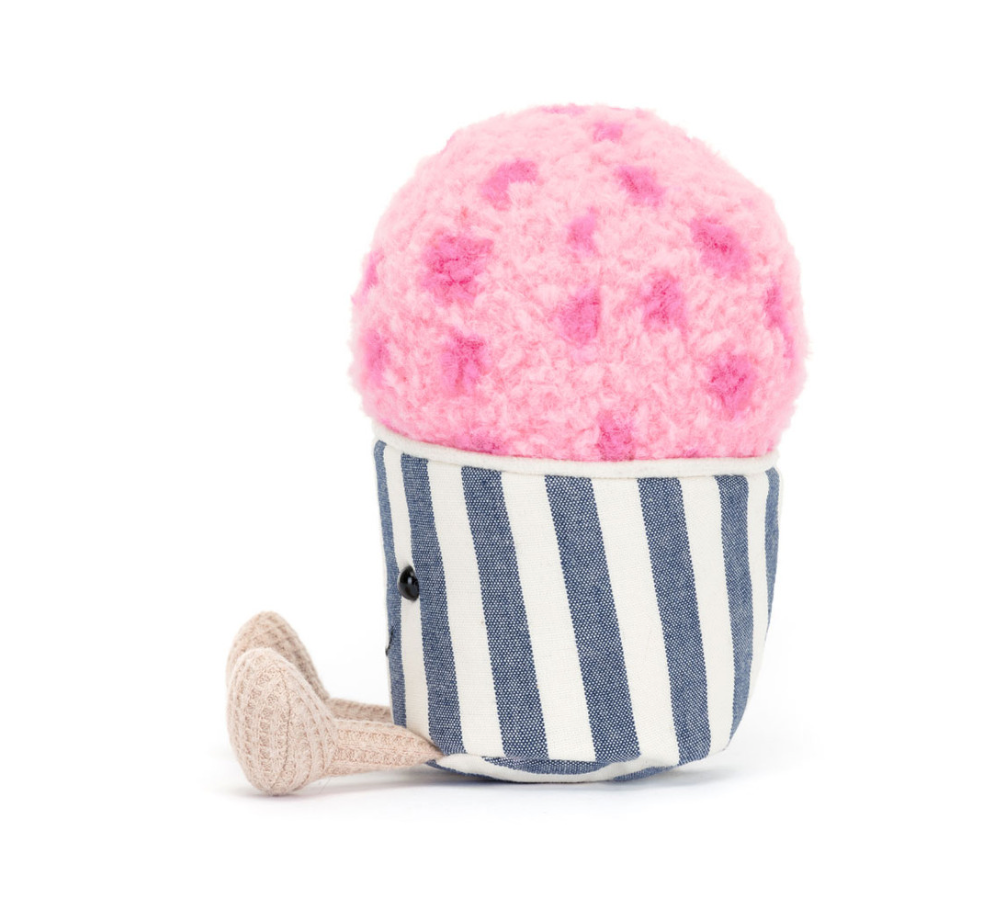 Seltenes Jellycat Amuseables Gelato in der Seitansicht. Die Kugel ist flauschig rosa mit pinken Punkten und der Eisbecher ist aus einem Canvas in blau und weiß gestreift. Die Beinchen haben Waffelstruktur. Rare Jellycat