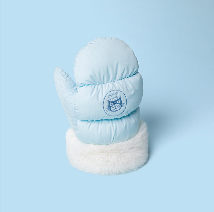 Jellycat Amuseables Mitten Plüschfigur. Hellblauer Handschuh mit weißem Plüschbesatz, gesticktem Jellycat Logo, braunen Füßchen und geste cktem Gesicht für Jellycat-Liebhaber, jetzt online kaufen beim keks. Bielefeld