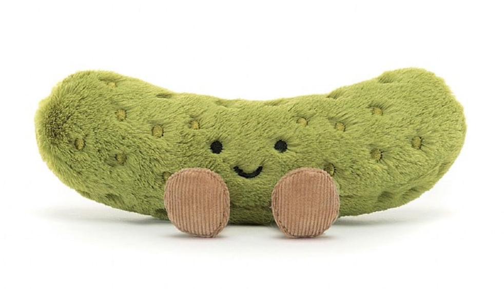 Kuscheltier Gurke in grün mit aufgestickten "Pickles", schwarz aufgesticktem, lächelndem Gesicht und hellbraunen cord-beinchen