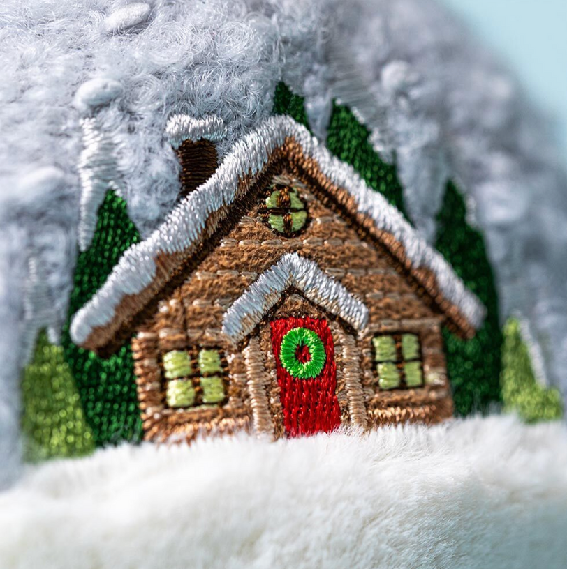 Jellycat Amuseables Snow Globe Plüschfigur. Kuscheltier in Schneekugel-Form mit weihnachtlicher Haus-Stickerei in der "Kugel". Perfekt für Jellycat-Liebhaber als Sammlerstück, jetzt online kaufen im keks. Bielefeld