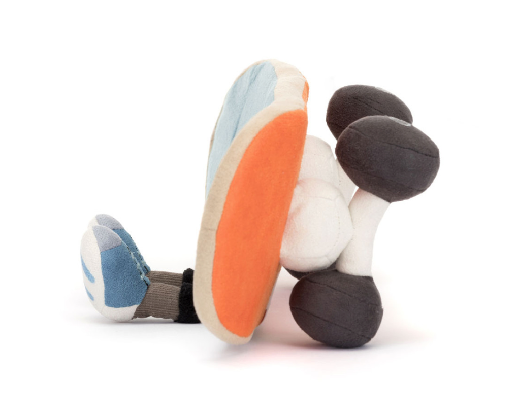 Amuseables Sports Skateboarding Kuscheltier von Jellycat in der Seitansicht. Hier sind die Rollen unter dem Plüsch Skateboard zu sehen, sowie die orangene Unterseite.