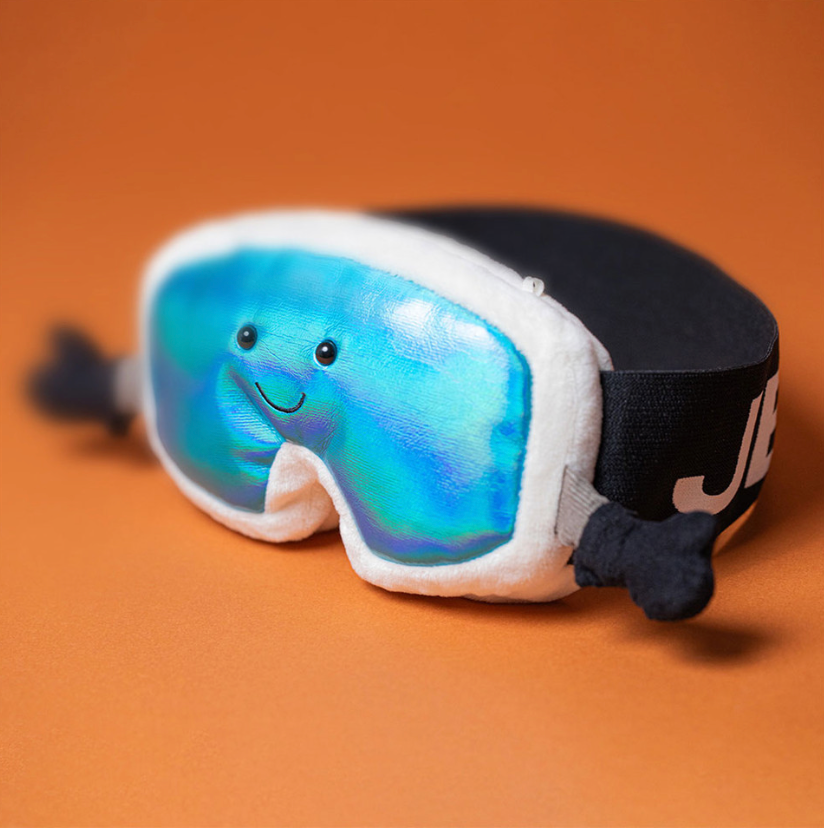 Jellycat Amuseables Sports Ski Goggles Plüschfigur. Plüschtier in Form einer Skibrille inschwarz, weiß blau mit Händen und gesticktem Gesicht, perfekt für Jellycat-Fans und als Deko in der Winterzeit, jetzt online kaufen oder offline im keks. Kinderschuhladen