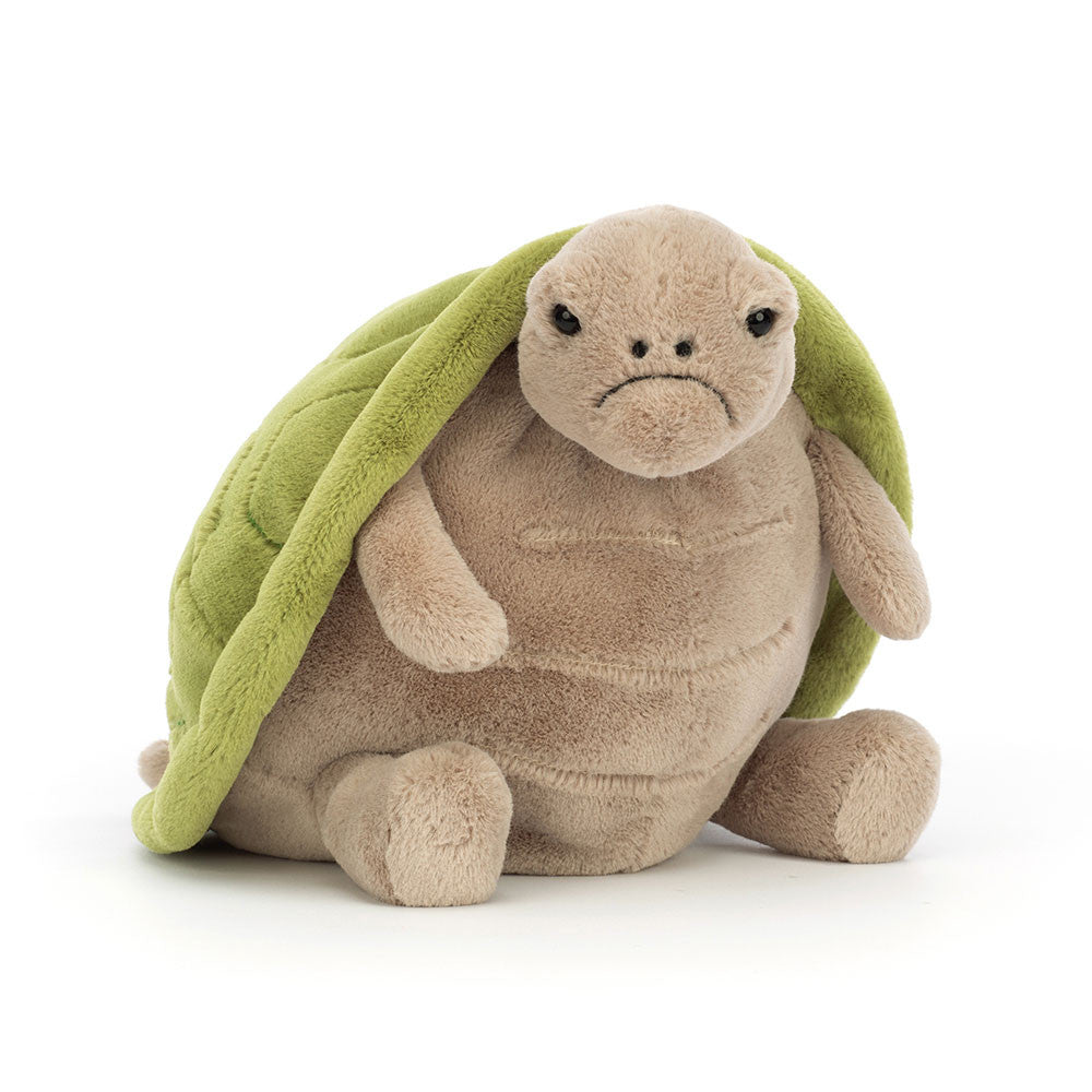 Kuschelige Jellycat Schildkröte mit nach unten gezogenen Mundwinkeln in Beige (Körper) und grün (Panzer), schräge Frontansicht