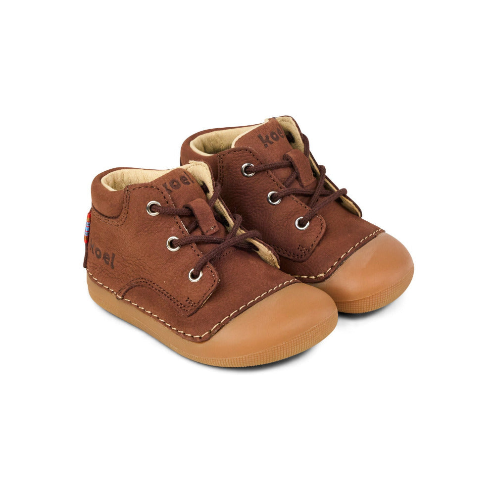 Braune Barfußschuhe für Laufanfänger von Koel mit hochgezogener Gummisohle und Schnürsenkeln, Modell Avery, schräge Ansicht