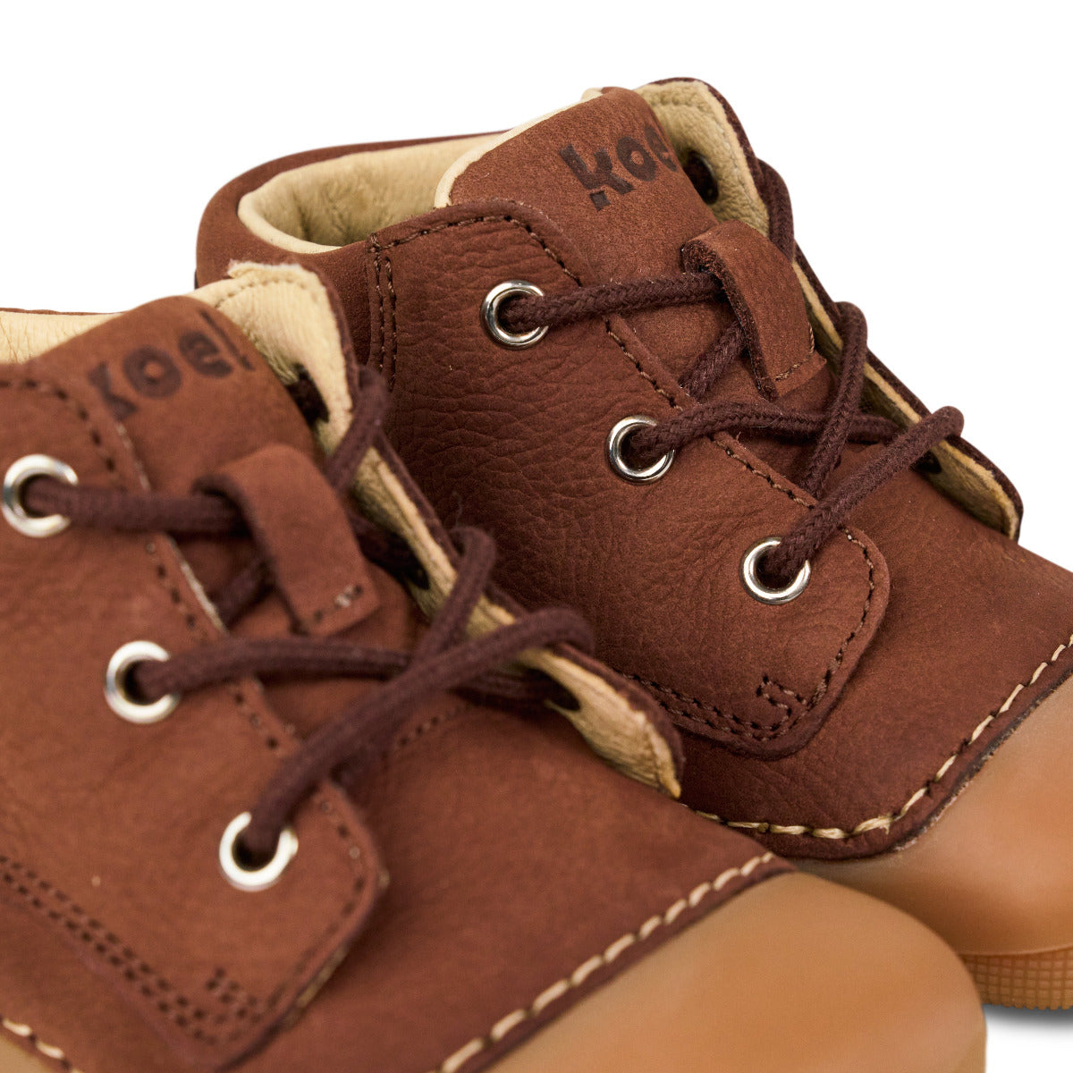 Detailaufnahme der Schnürsenkel des Koel Avery Barfußschuhs in schokoladenbraun, drei hochwertige Metallösenpaare für die Schnürsenkel, rahmengenähte weiche Sohle.