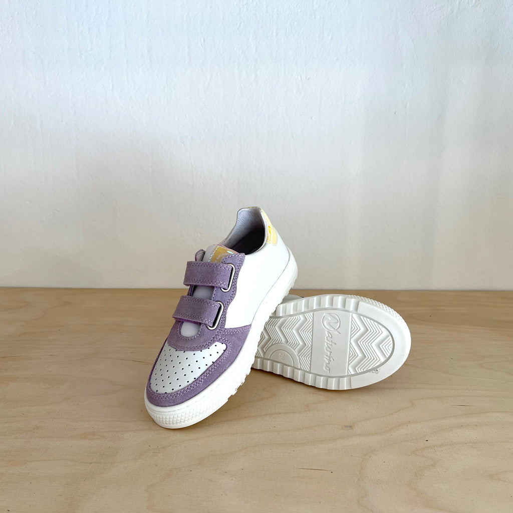 coole Mädchen Sneaker Doppelklett der italienischen Marke Naturino, Lavender-white, Weiß - Lavendel mit Spiegelleder hinten, Foto Paar individuell