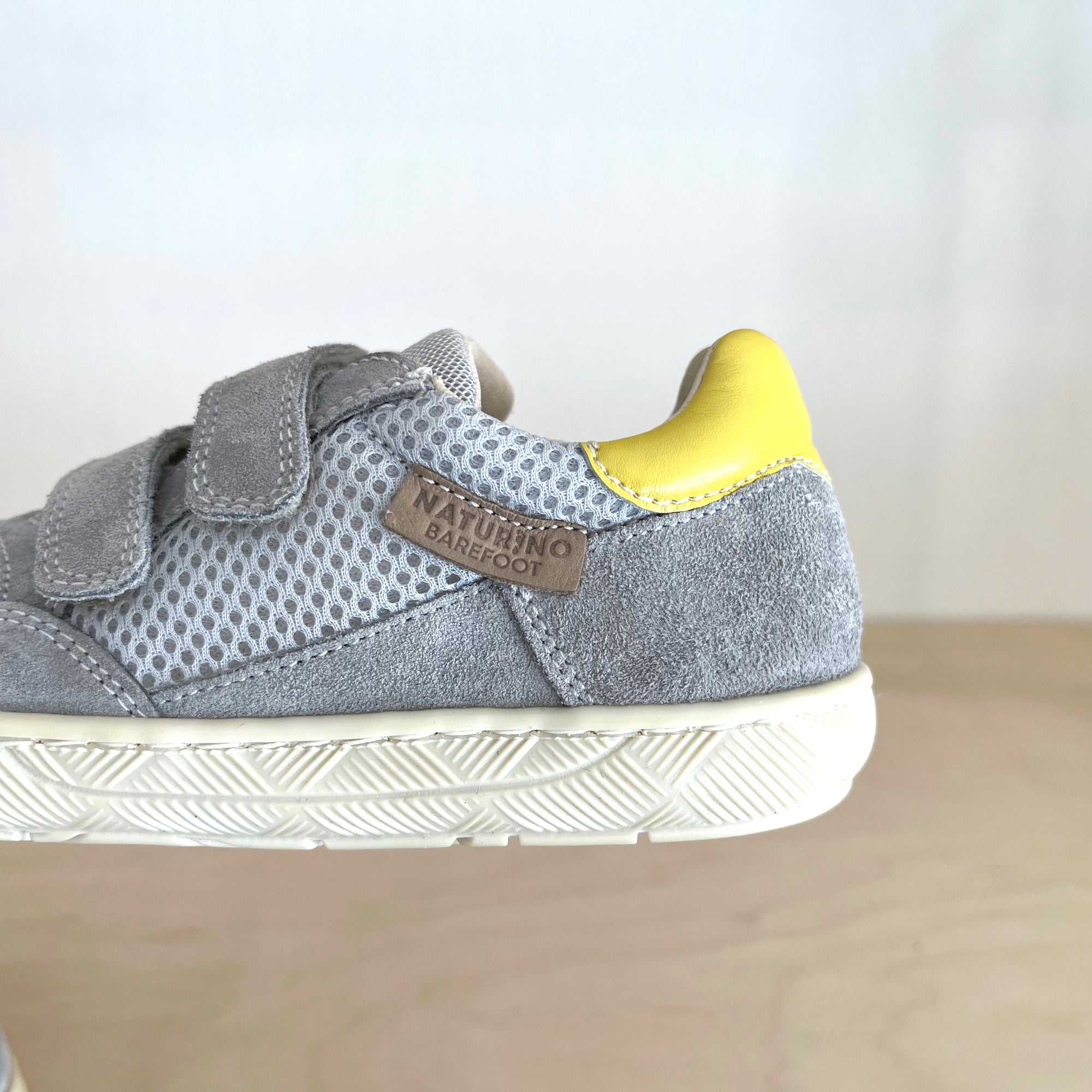 Naturino Lilox Barfußschuh mit Klettverschluss Grau-Gelb - keks.