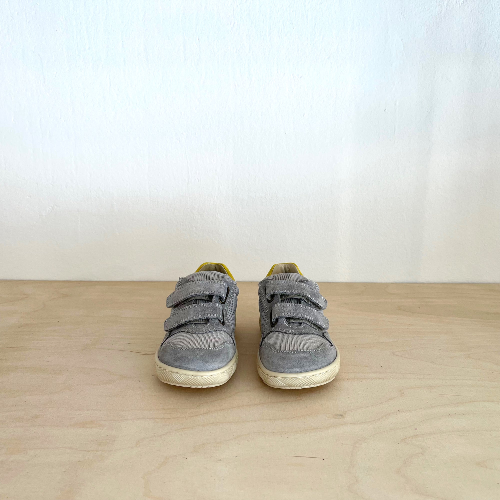 Naturino Lilox Barfußschuh mit Klettverschluss Grau-Gelb - keks.