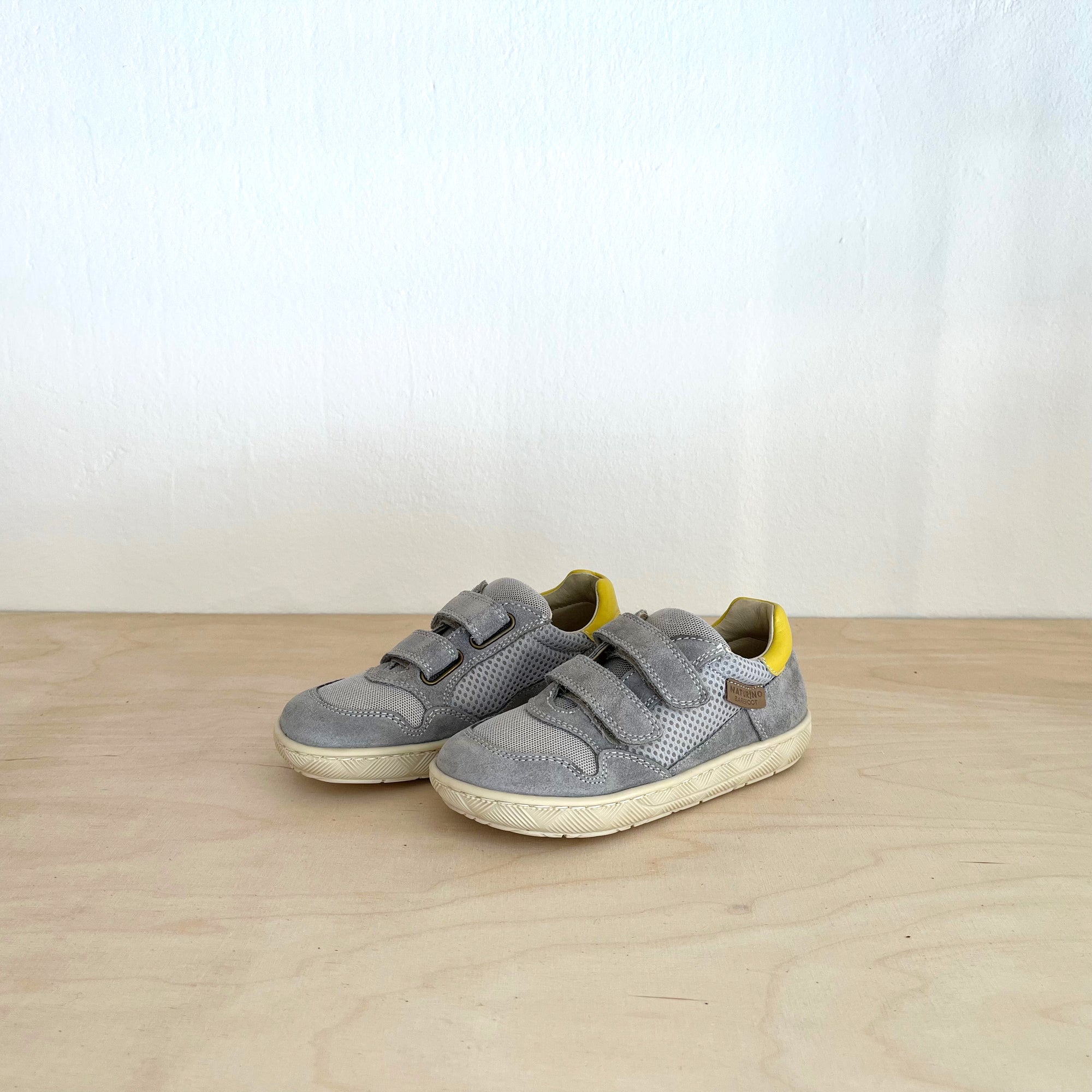 Naturino Lilox Barfußschuh mit Klettverschluss Grau-Gelb - keks.