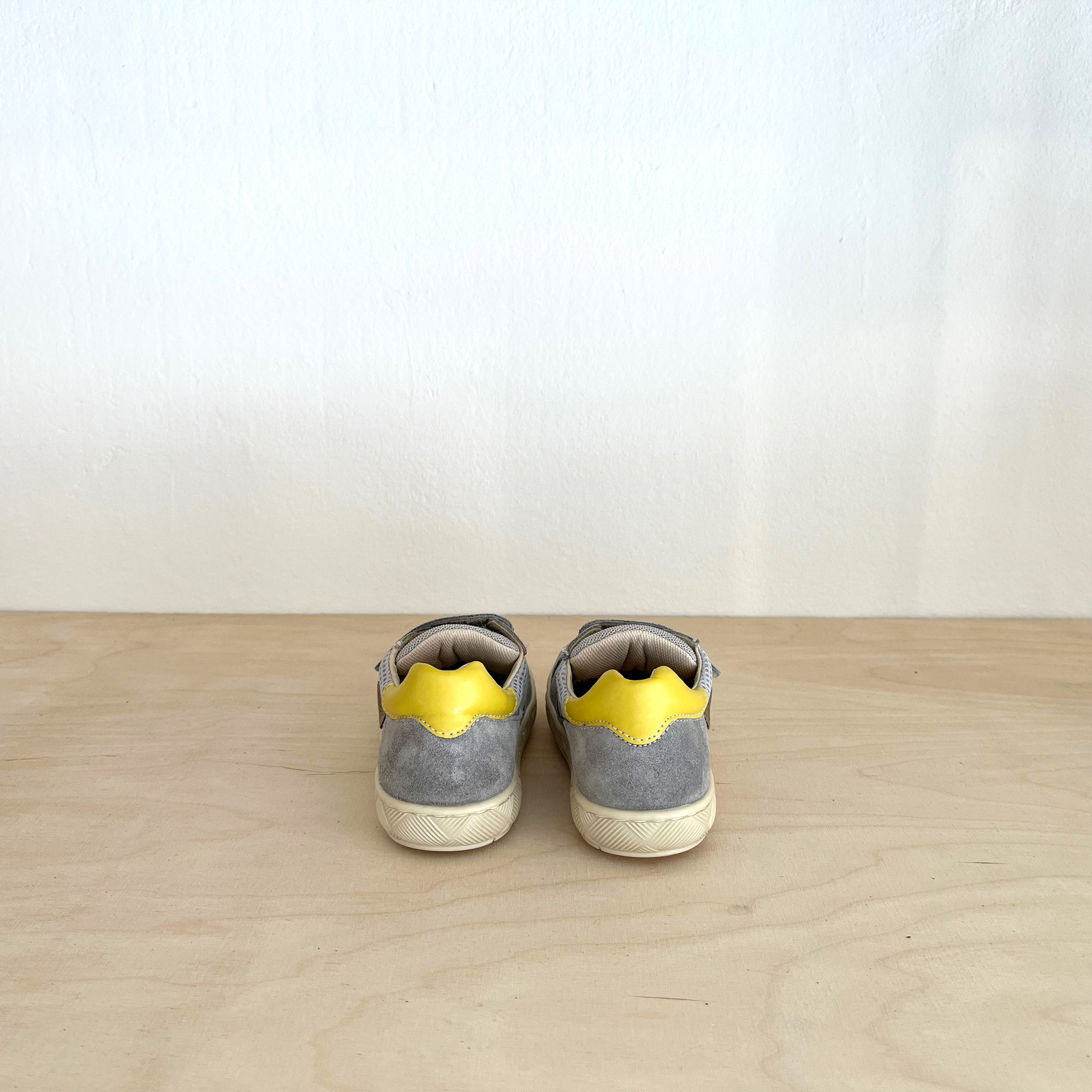 Naturino Lilox Barfußschuh mit Klettverschluss Grau-Gelb - keks.