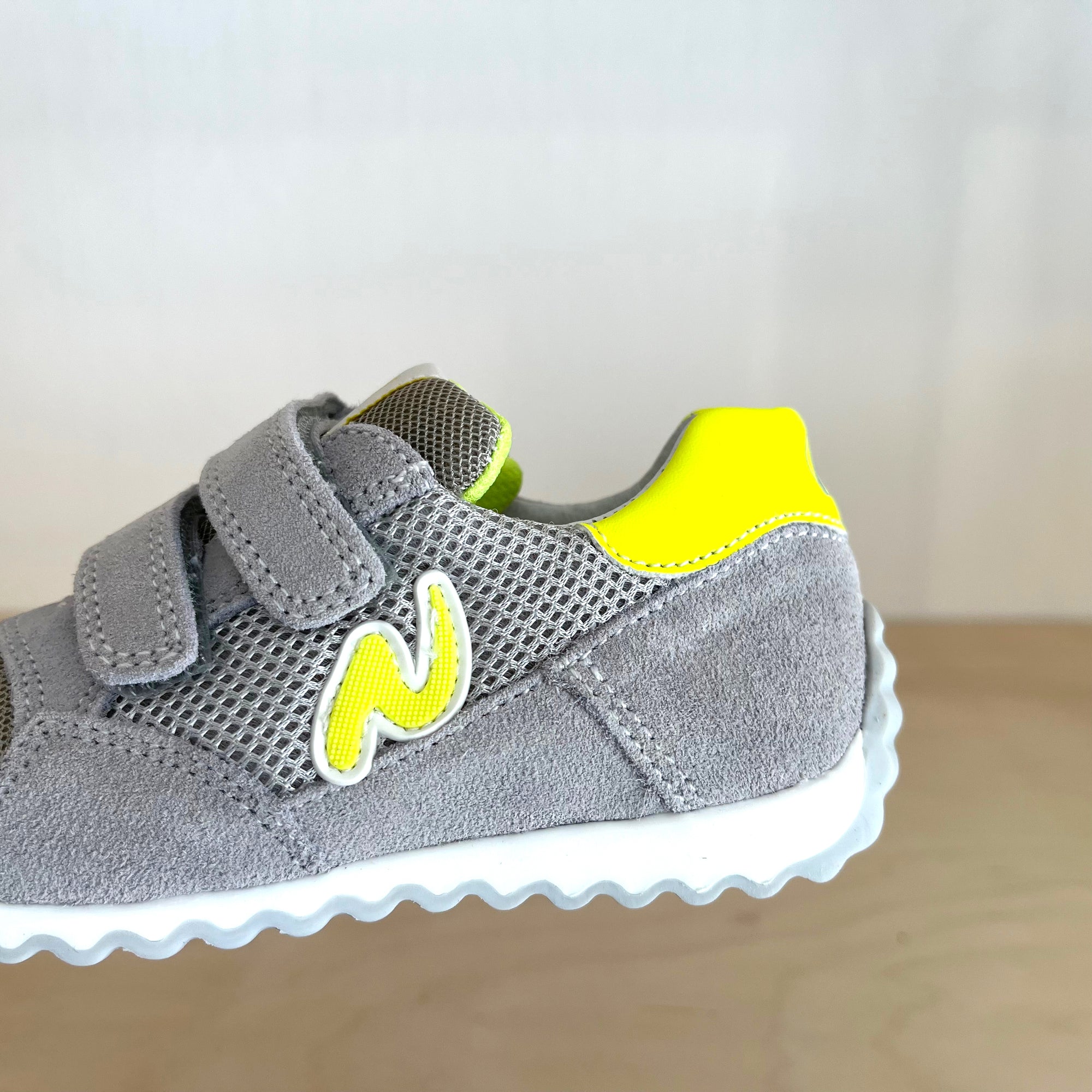 Naturino Sammy Grau-Neongelb Klett Sneaker für Kids - keks.