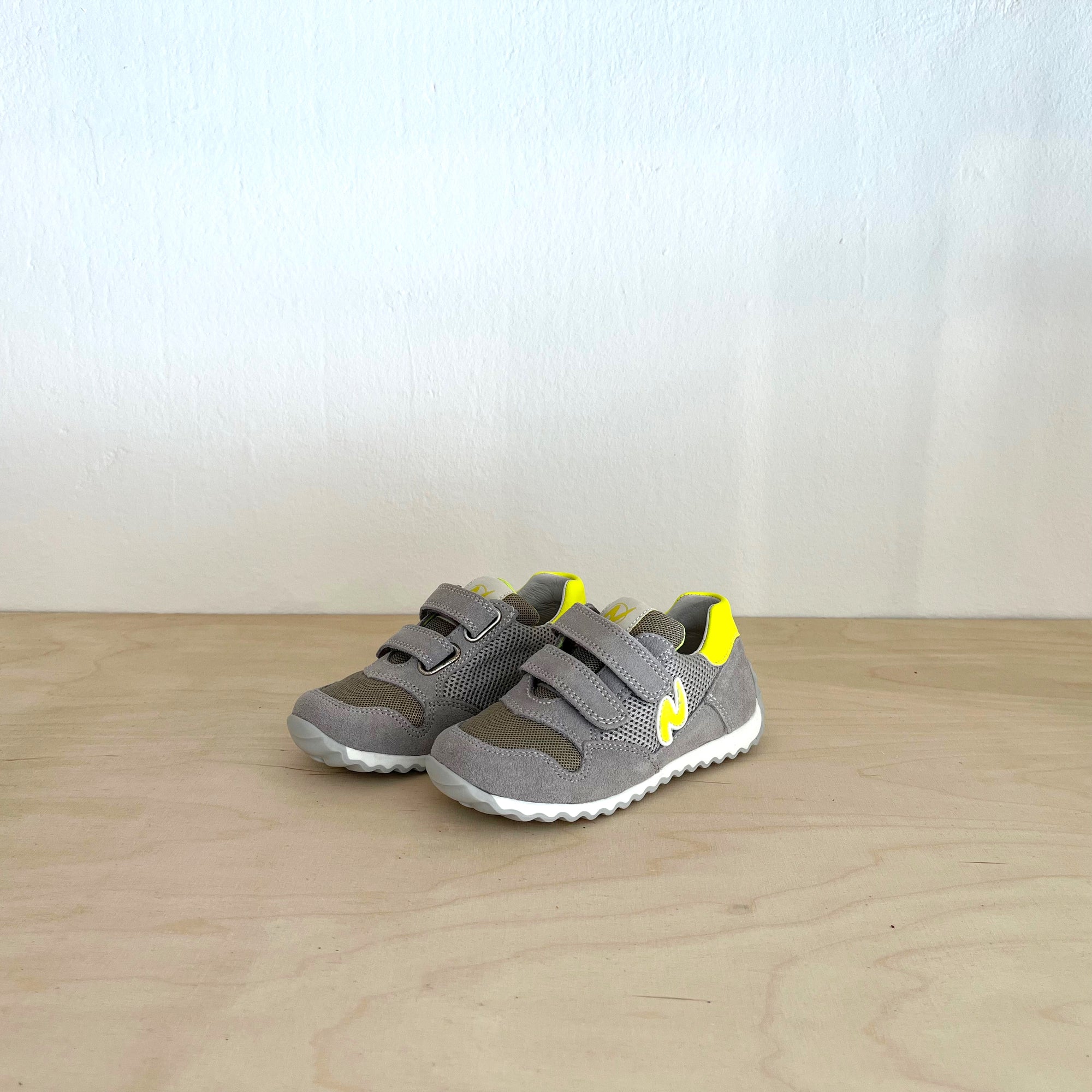 Naturino Sammy Grau-Neongelb Klett Sneaker für Kids - keks.