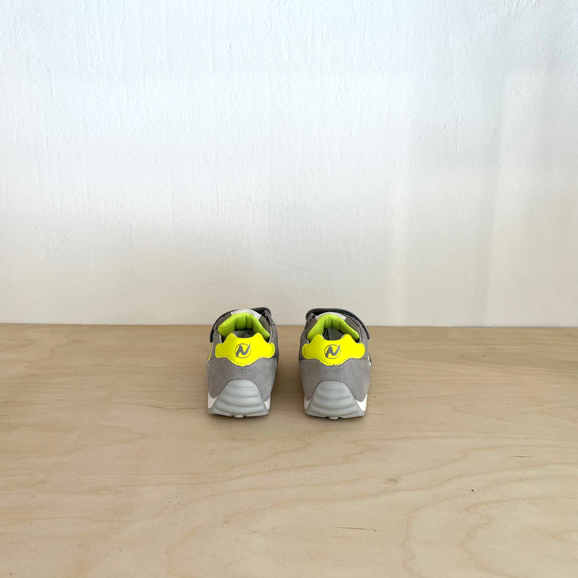 Naturino Sammy Grau-Neongelb Klett Sneaker für Kids - keks.