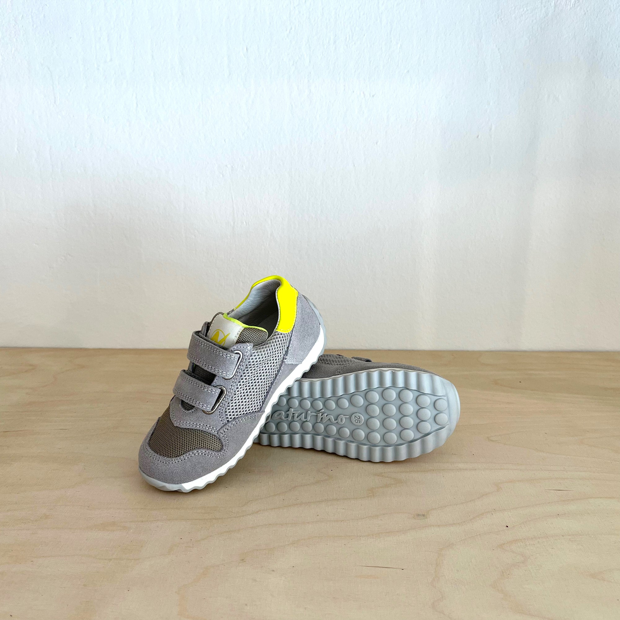 Naturino Sammy Grau-Neongelb Klett Sneaker für Kids - keks.