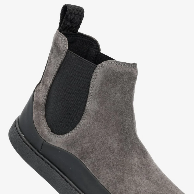 Graue Groundies Chelsea Stiefel aus Barefoot-Material, bequem und flexibel, für Damen, seitliche Elastik-Einsätze, modisches Design