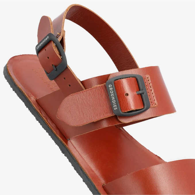 Groundies Barefoot Kos Cognac Barfuß Sandale als Chelsea Boots für Damen, mit flexiblem, minimalistischen Design.