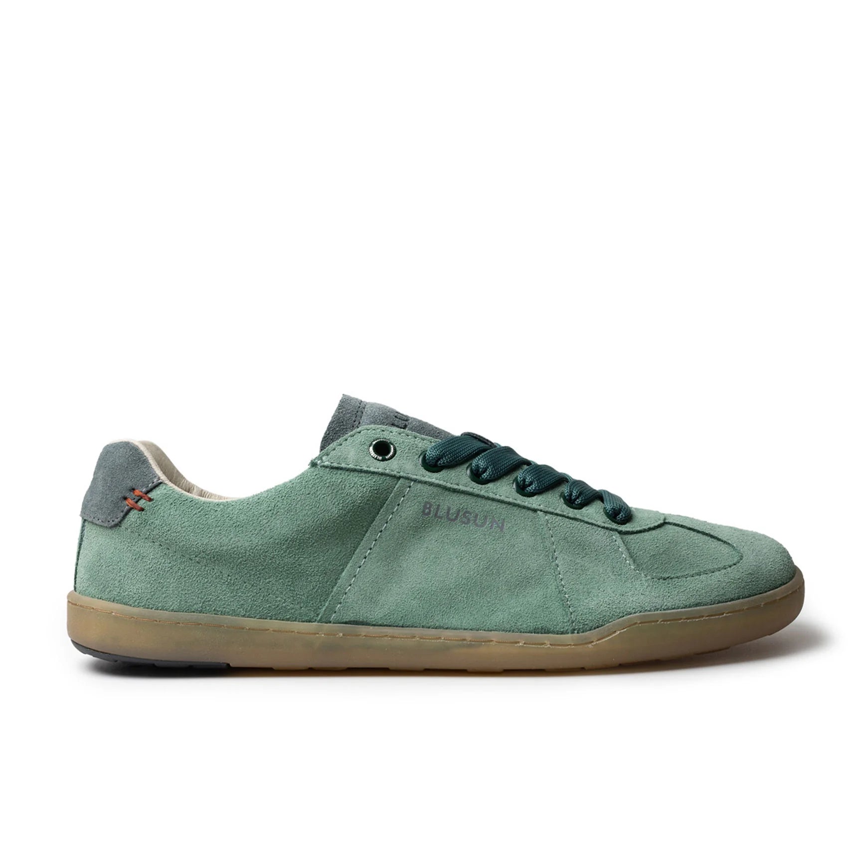 Blusun Sneaker green jade sage grün komplett aus Velour Leder, mit etwas dunkler grünen Schnürsenkeln, laces, and der Ferse und an der Zunge grauer Kontrast. Die Sohle ist Honig farbig und sehr dünn für's Barfußgefühl, ein Schuh Foto von der Aussenseite