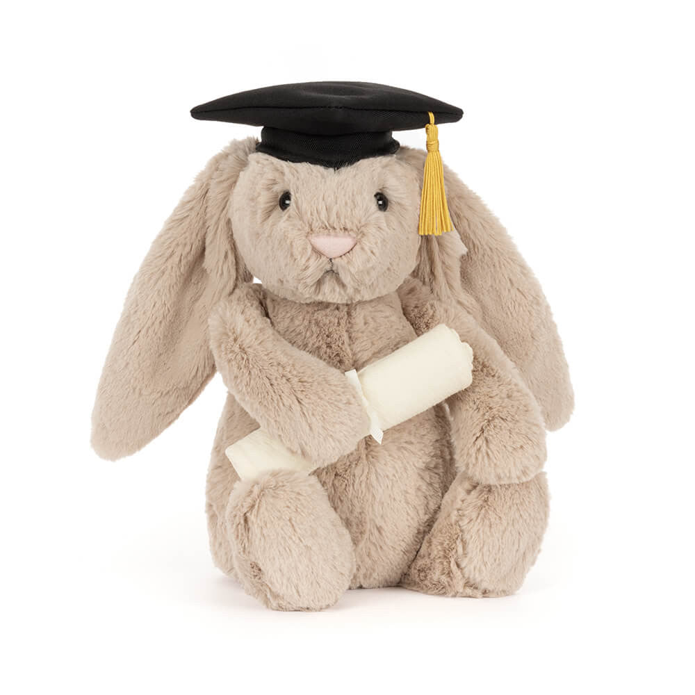 Kuscheliger Bashful Hase in Beige von Jellycat mit Graduation-Hut und gerolltem Zeugnis in der Hand, Frontansicht