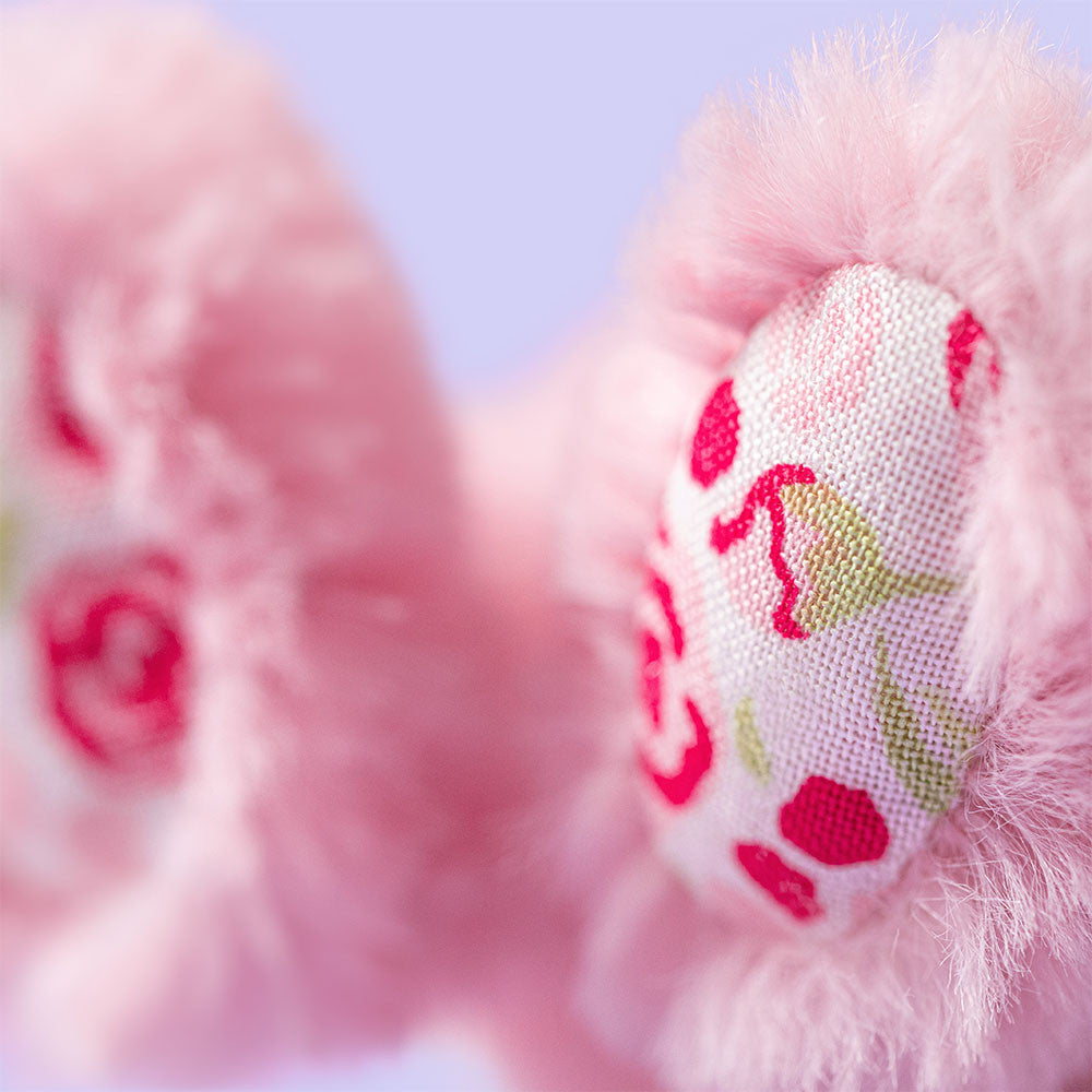 Geblümte Füße von Jellycat Blushkin Blossom Häschen Taschenanhänger, Nahaufnahme