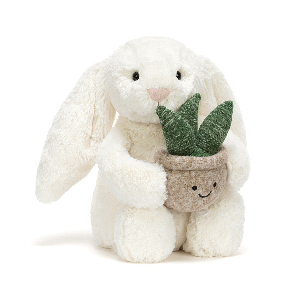 Flauschiger Bashful Bunny mit Sukkulente in der Hand von Jellycat, schräge Frontansicht
