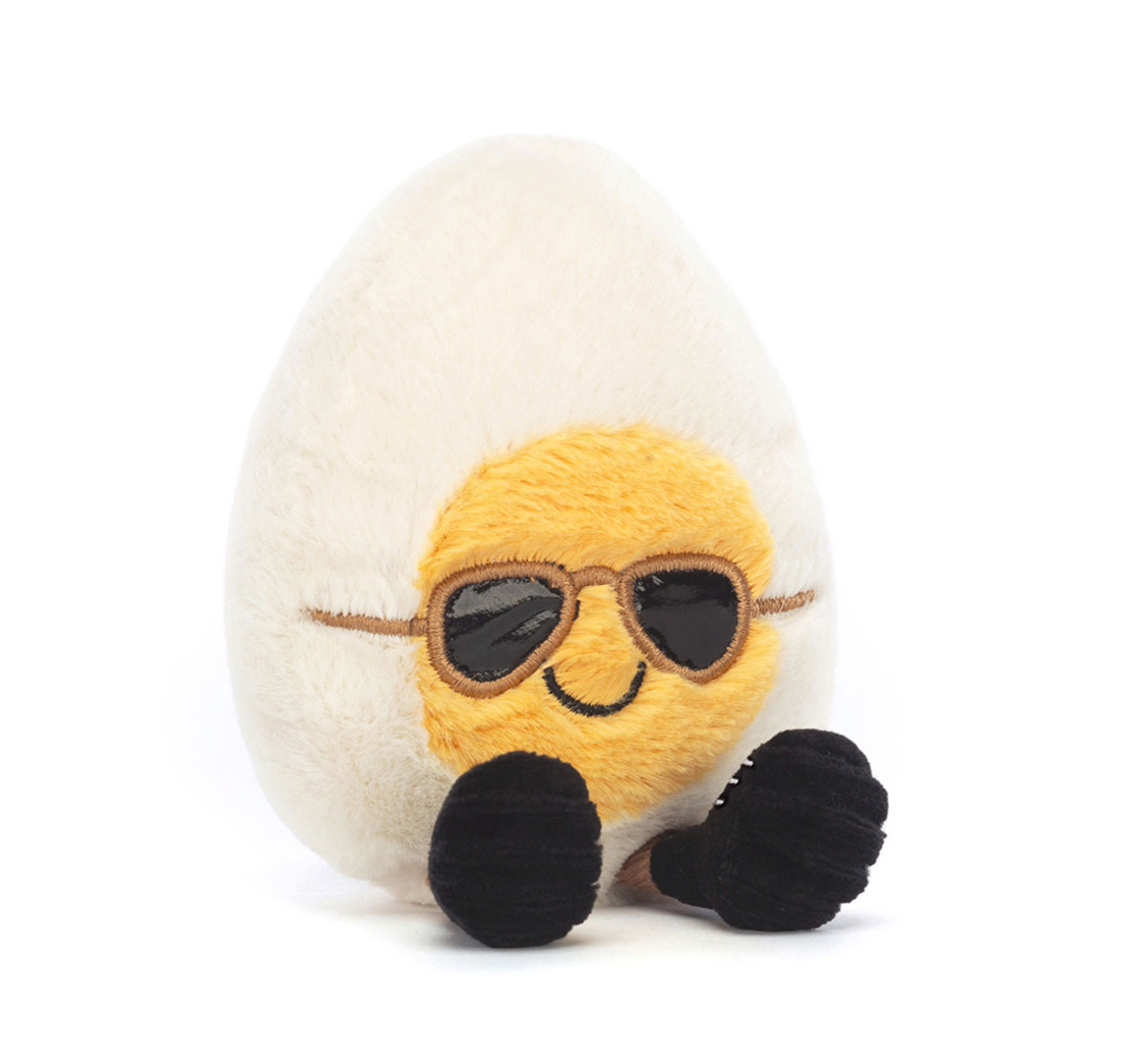 Plüsch Ei von Jellycat mit cooler Sonnebrille und schwarzen kleinen Schuhen mit lässigem Lächeln