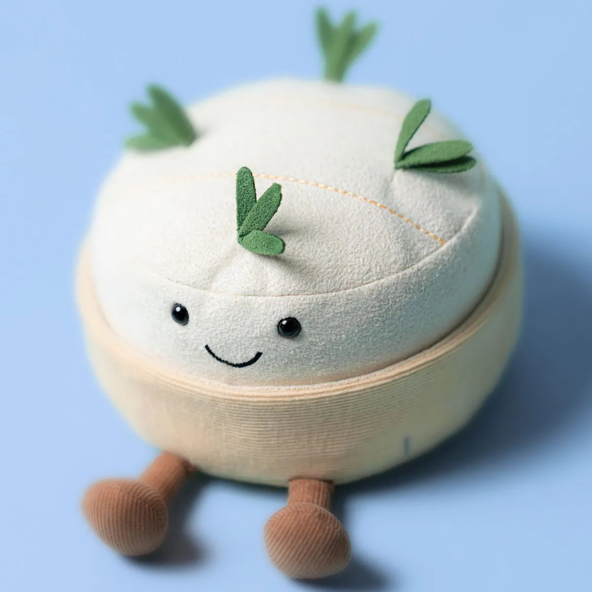 Niedlicher Jellycat Camembert Käse Plüsch in Weiß mit gesticktem Lächeln und typischer Käseform, Detailansicht