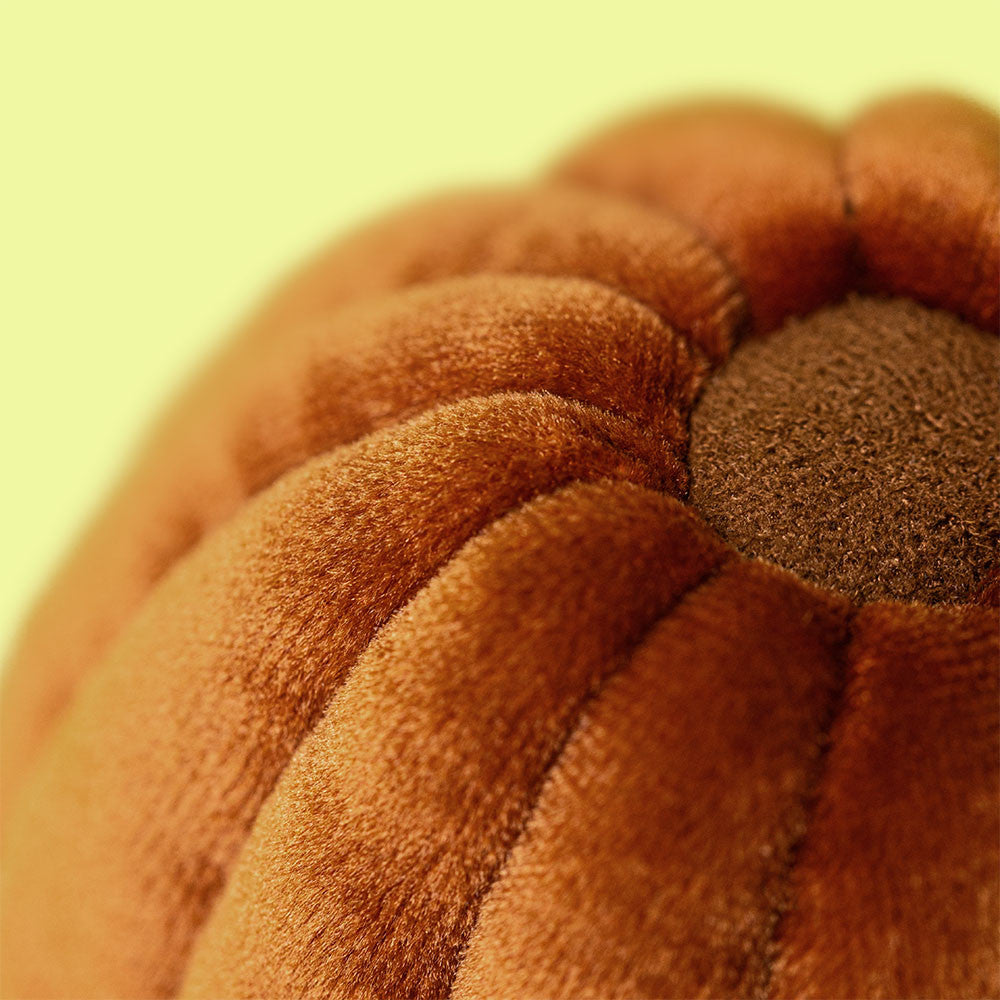 Detailaufnahme der Oberseite von Jellycat Carole Canele, die braune Puddingform läuft nach innen zusammen zu einem braunen Velours-Kreis