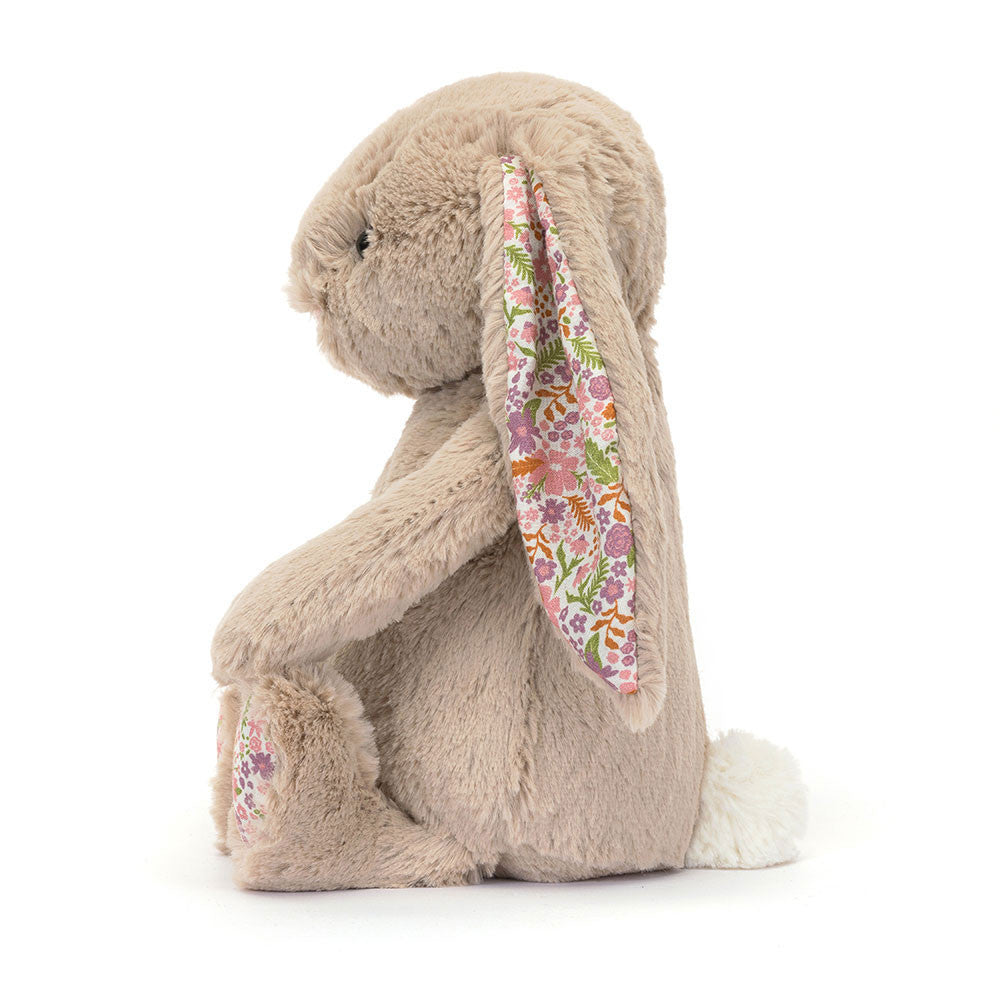 Flauschiger Jellycat Blossom Bunny mit zarten Stoffohren und kuscheliger Oberfläche, Seitenansicht