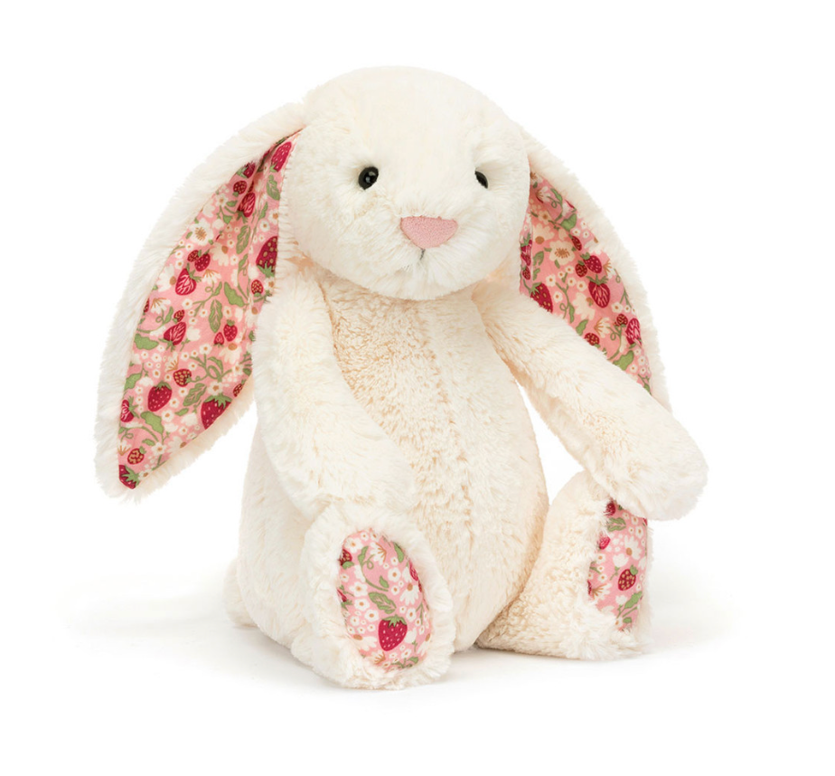 Niedlicher Jellycat Blossom Cream Bunny Berry als Hase Plüschtier in Creme mit Erdbeermuster und weichem Fell, Vorderansicht