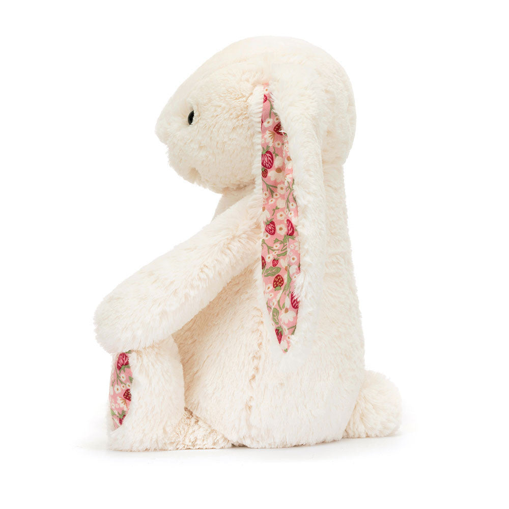Niedlicher Jellycat Blossom Cream Bunny Berry als Hase Plüschtier in Creme mit Erdbeermuster und Hängeohren, Seitansicht