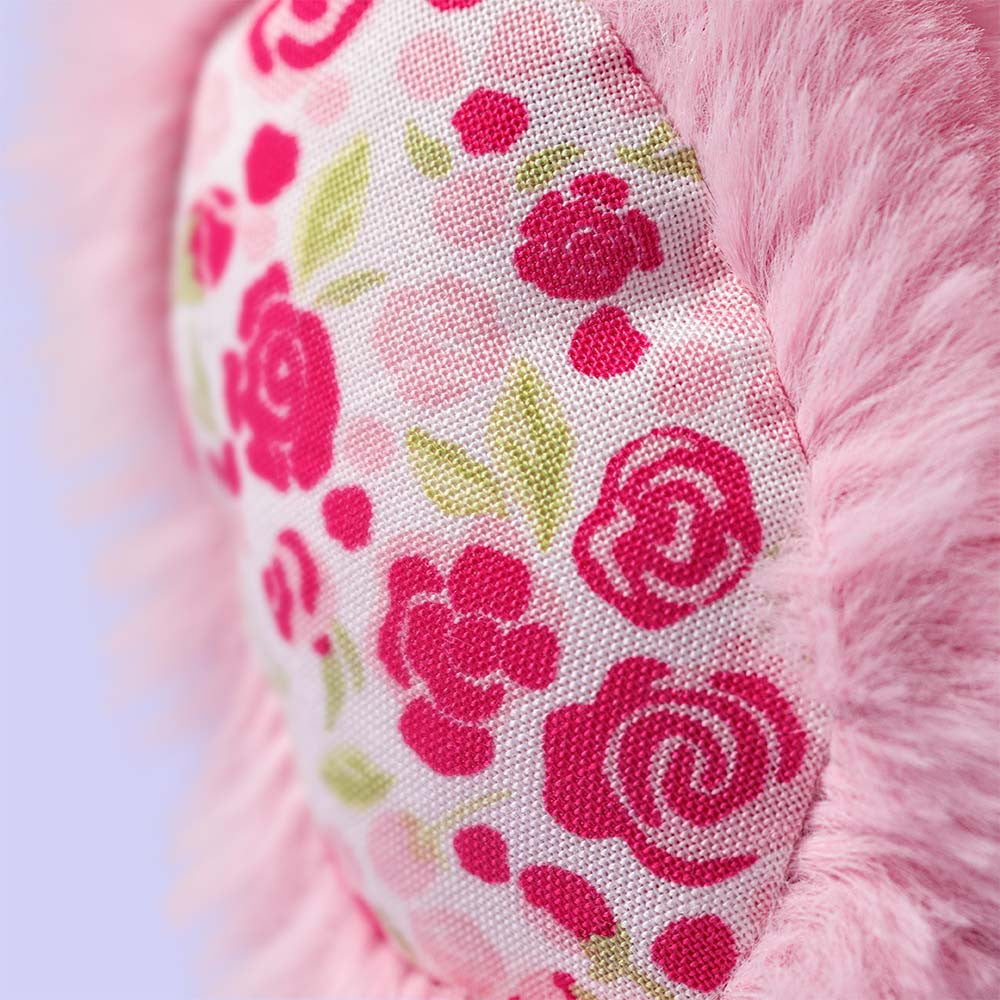 Detailansicht vom Fuß des jellycat blushkin Luxe Bunny mit eingesetztem Blütenstoff, weich, Nahaufnahme