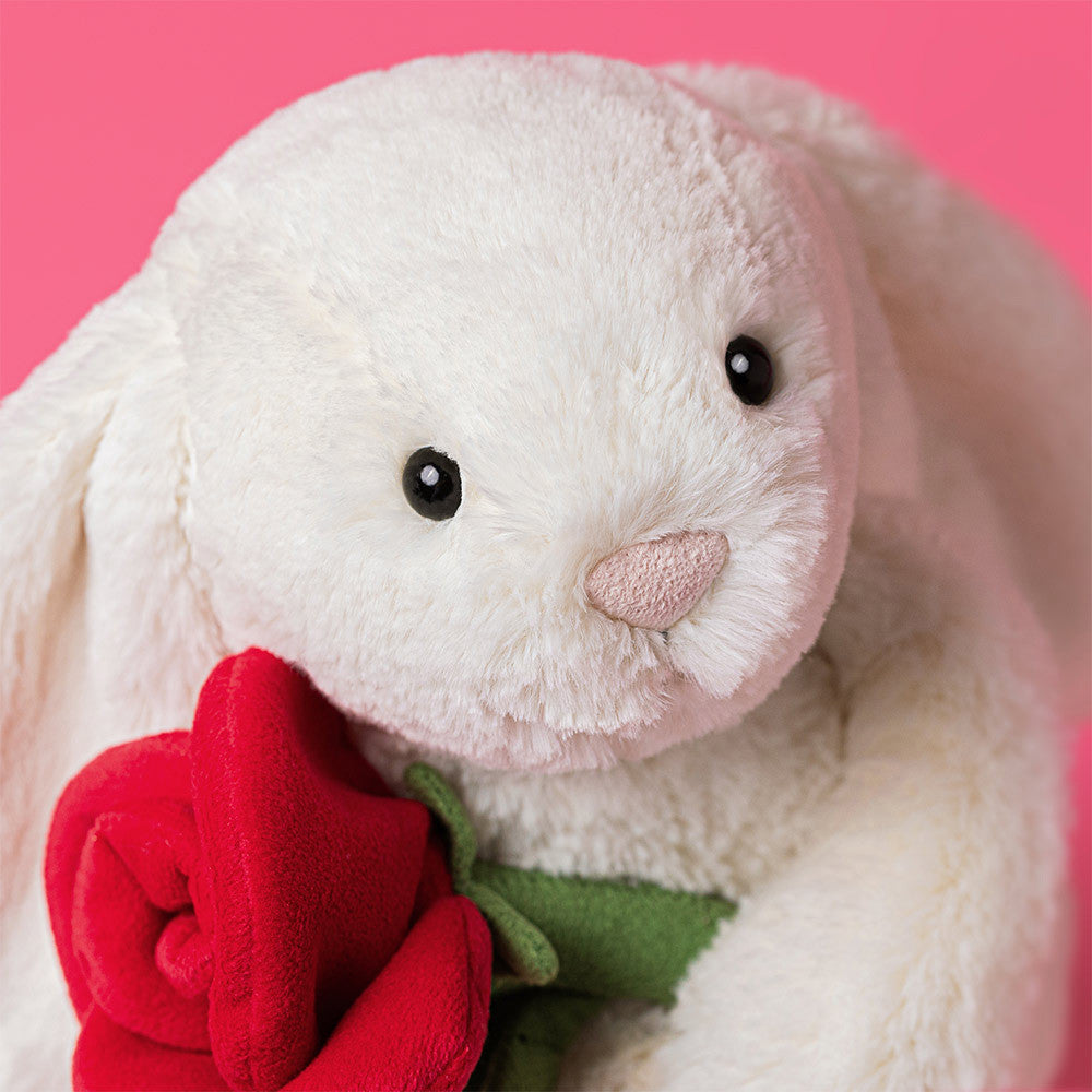 Niedlicher Jellycat Bunny mit Blume als romantisches Kuscheltier, Detailansicht