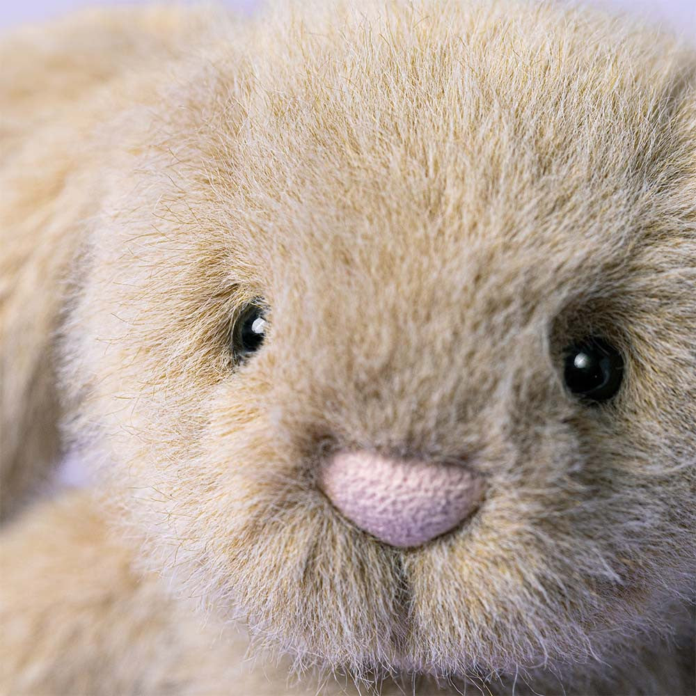 Niedlicher Jellycat Mini Hase mit flauschiger Oberfläche und zartem Ausdruck in Oat Haferfarben und rosa näschen, Detailaufnahme