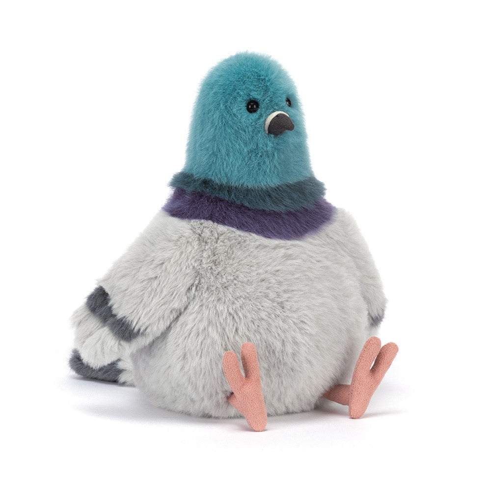 Kuschelige Taube von Jellycat mit rosanen velours-Füßen, grauem Gefieder und petrol blau abgesetztem Kopf, schräge Frontansicht