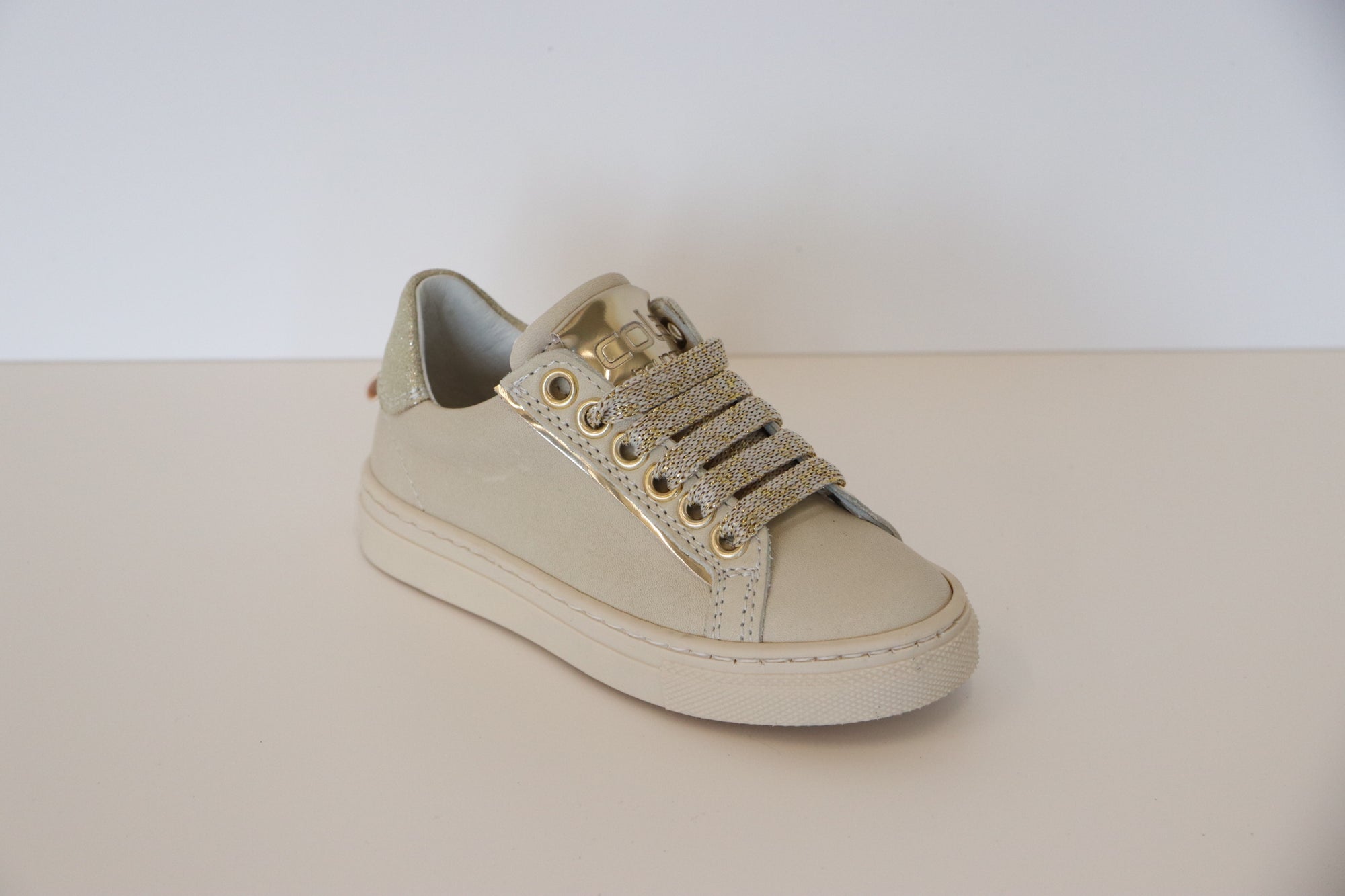 Schicke Beige Goldene Cole Bounce Sneaker mit Reißverschluss und goldenen Details
