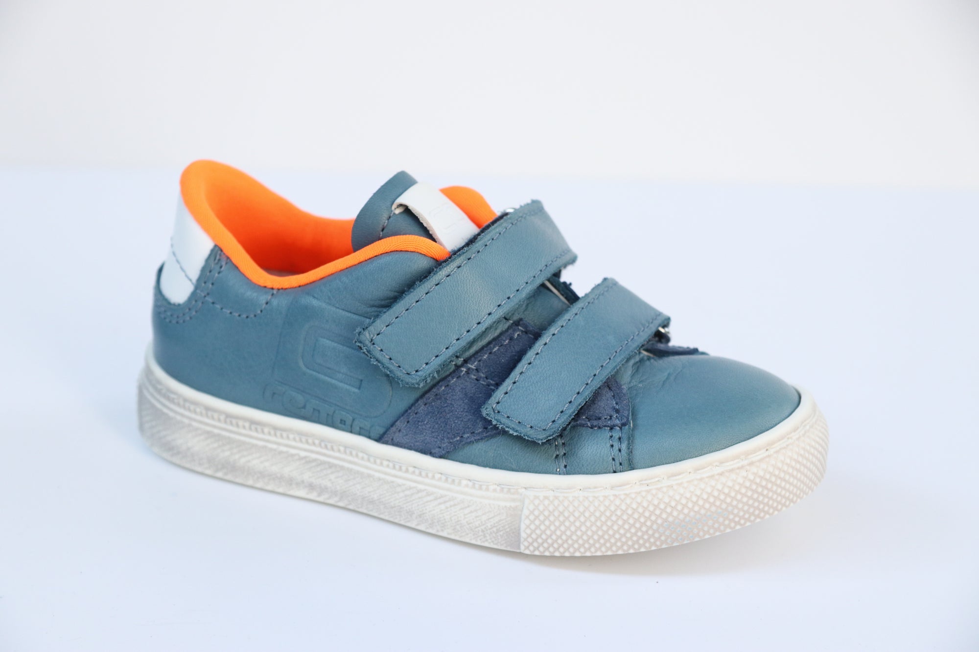 Cole Bounce Klett Halbschuh Jeansblu Neonorange. Coole Kinderschuhe aus Hellblauem Leder mit Dunkelblauen Details und orangenem Innenfutter. Mit Klettveschluss