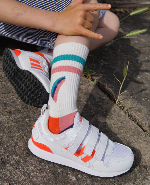 Bunte Fräulein Prusselise Tennissocken mit Regenbogenmuster, bequem und bunt für sportlichen und modischen Komfort.
