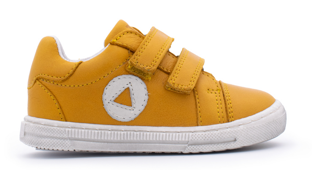 Cooler TELYOH Kinderschuh Tom Play in gelb. Halbschuh mit Klettverschluss und Dreieck Detail an der Seite