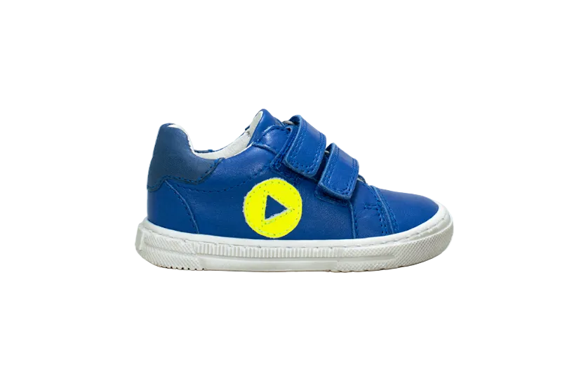 Cooler TELYOH Kinderschuh Tom Play in royal blau. Halbschuh mit Klettverschluss und neon Dreieck Detail an der Seite