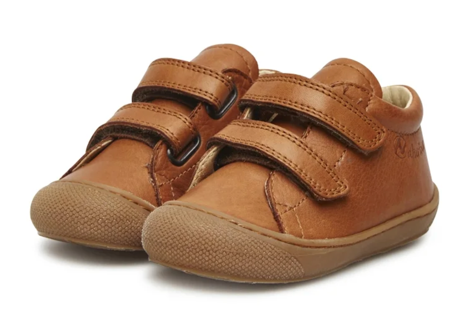 Naturino Babyschuhe mit zwei Klettverschlüssen und brauner Sole 